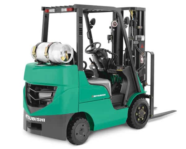 Montacargas Mitsubishi con tanque de gas y horquillas en interior industrial.