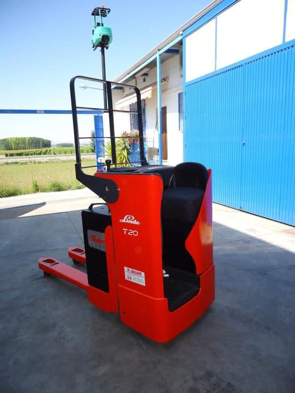 Transpaleta eléctrica T20S en exterior, ideal para transporte de cargas.