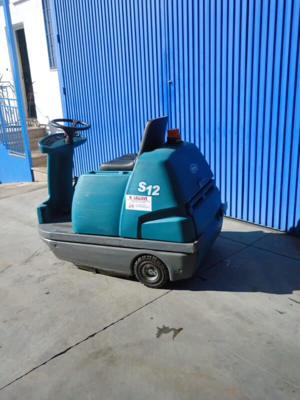 Barredora industrial S12 en exterior con fondo azul.