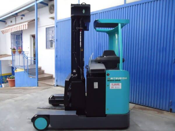 Transpaleta eléctrica Mitsubishi RB20K en exterior con fondo azul.