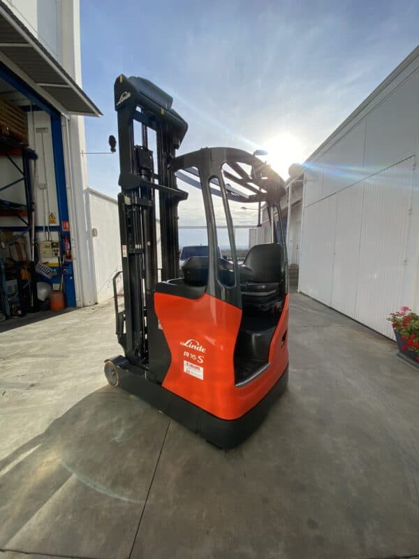Transpaleta eléctrica Linde R14S para cargas de hasta 1400kg en exteriores.