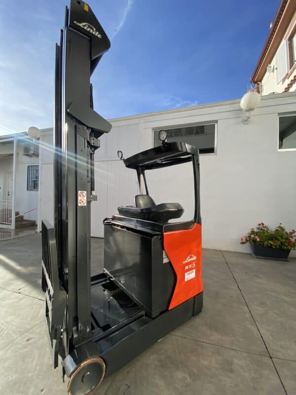Carretilla retráctil Linde con capacidad de 1400kg en exterior.
