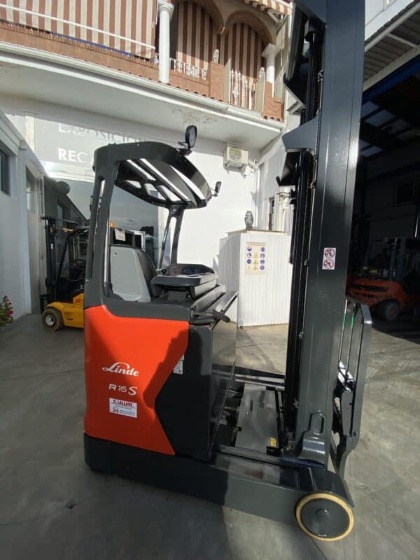 Carretilla elevadora Linde retráctil 1400kg en interior de almacén.