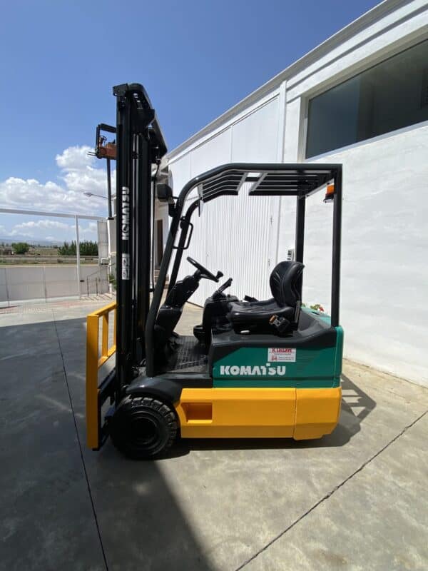 Carretilla eléctrica de 1500kg en exteriores con marca Komatsu.