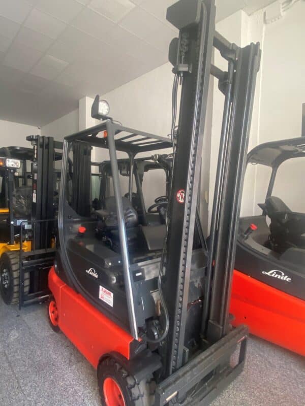 Carretilla elevadora Linde de 1800 kg en exhibición en Hidrogestión Lallave.