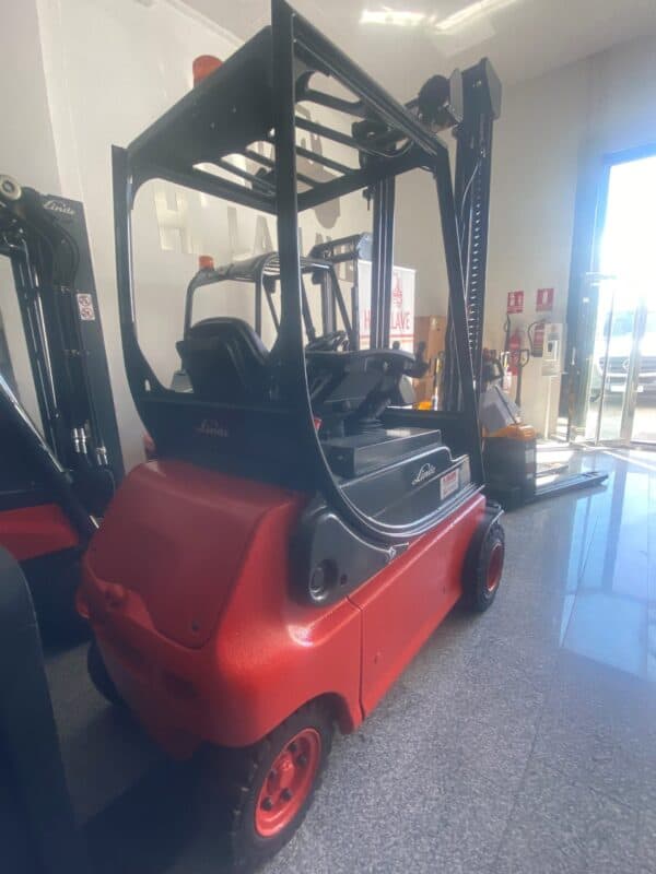 Carretilla elevadora Linde 1800KG en exhibición en tienda.