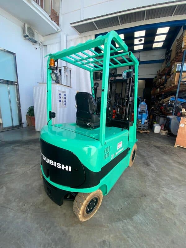 Carretilla eléctrica Mitsubishi 2000kg en almacén, lista para uso.