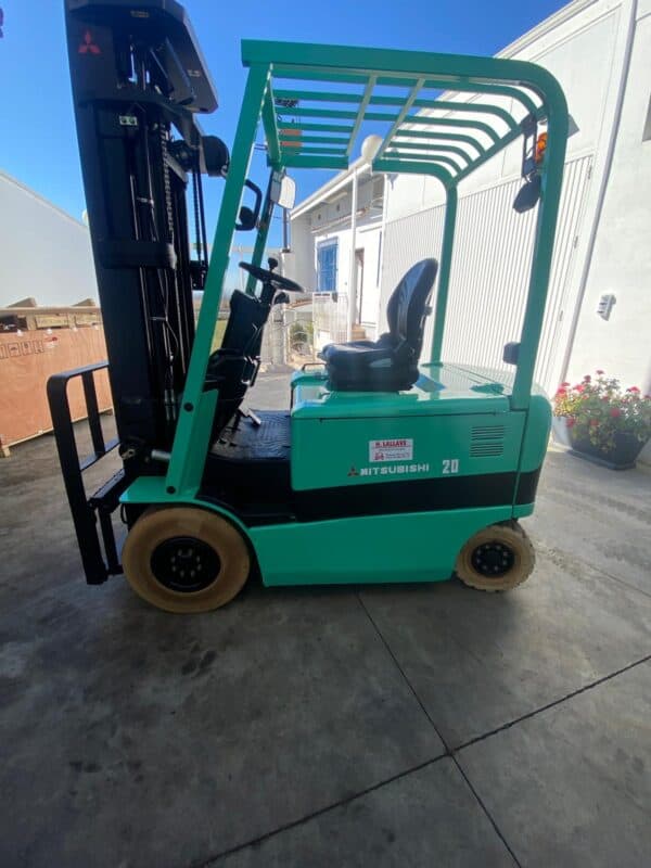 Carretilla eléctrica de 2000kg en exteriores con estructura de protección.