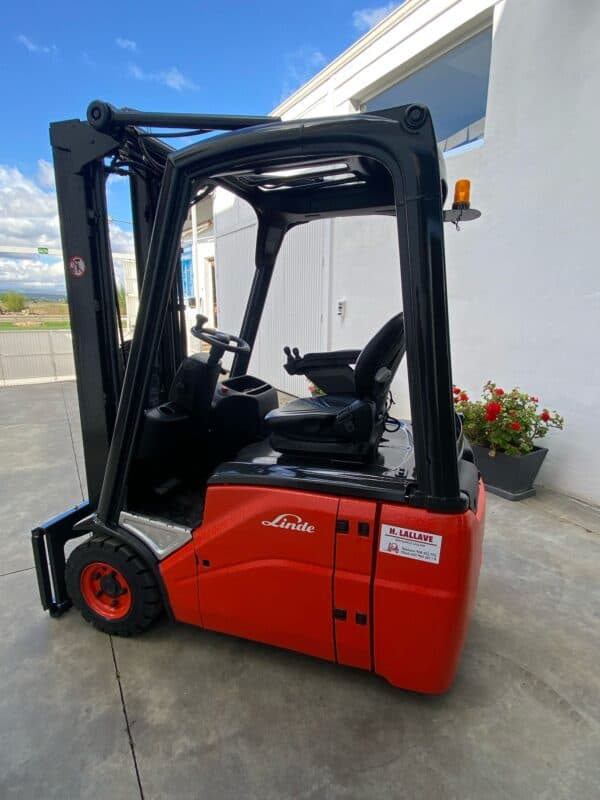 Carretilla eléctrica de 1600 kg en exteriores con cabina cerrada.
