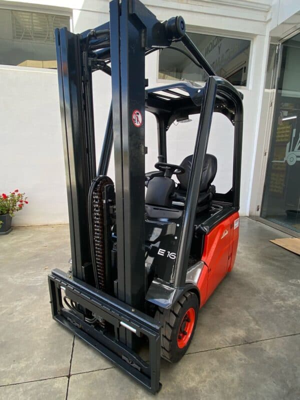 Carretilla eléctrica de 1600 kg en exteriores con control de seguridad.