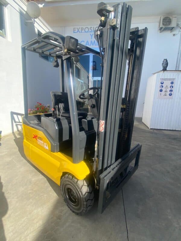 Carretilla elevadora eléctrica de 1500kg en exhibición en Carretillas Lallave.