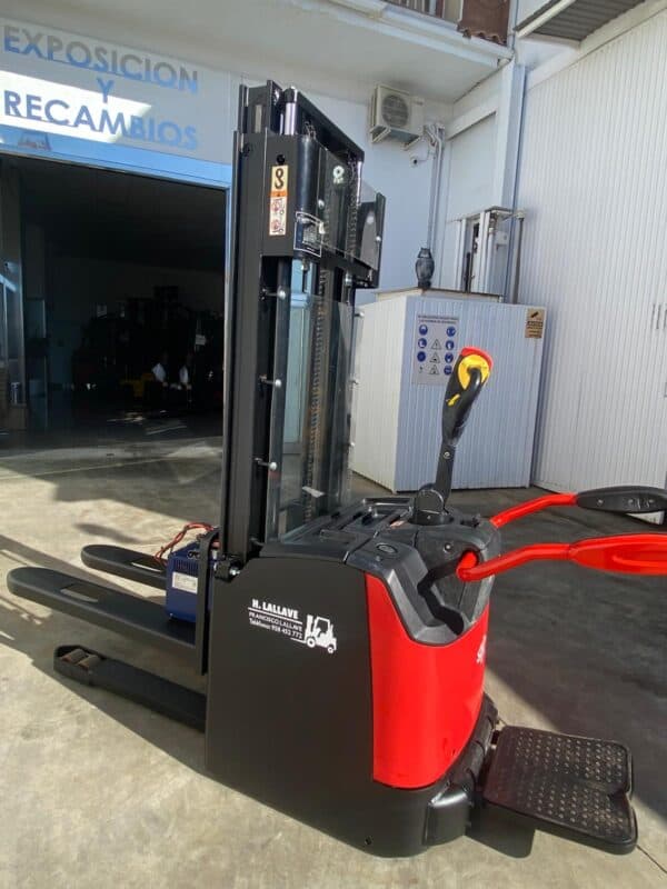 Apilador eléctrico de 1400kg en Hidrogestión Lallave, ideal para cargas pesadas.